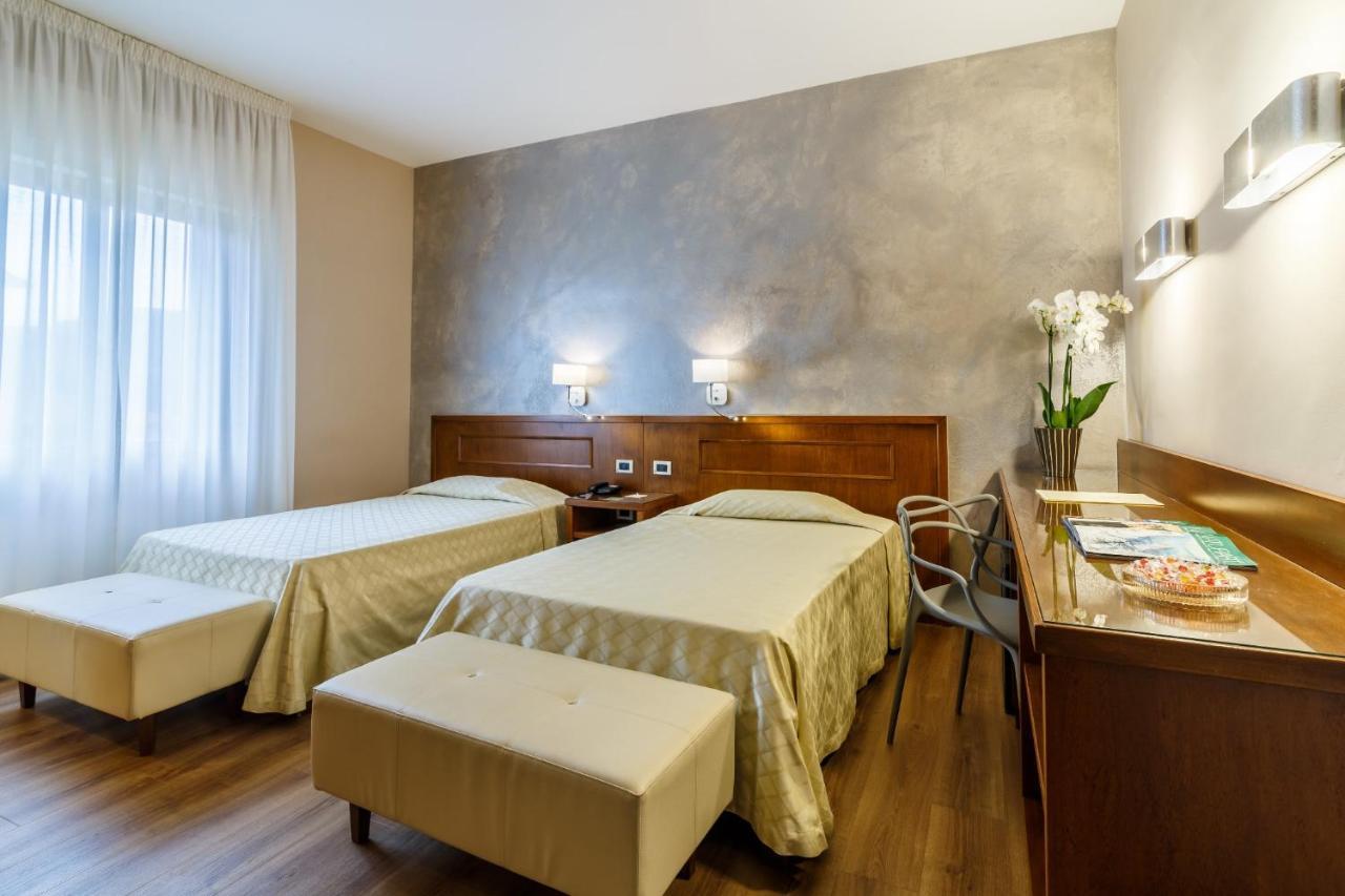 Hotel Villa Delle Rose Пеша Экстерьер фото
