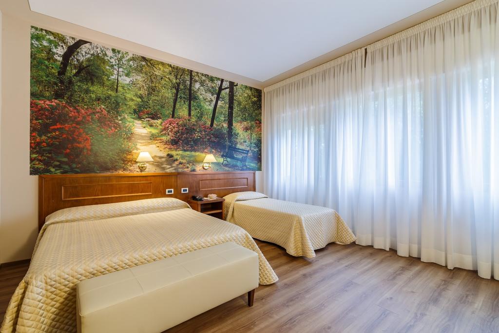 Hotel Villa Delle Rose Пеша Экстерьер фото