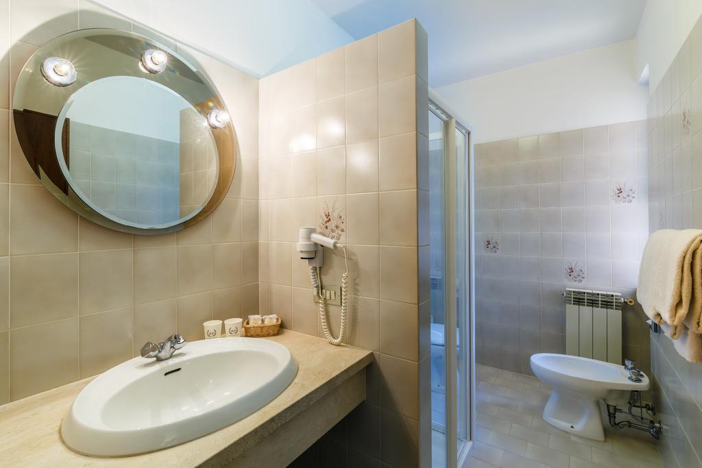 Hotel Villa Delle Rose Пеша Экстерьер фото