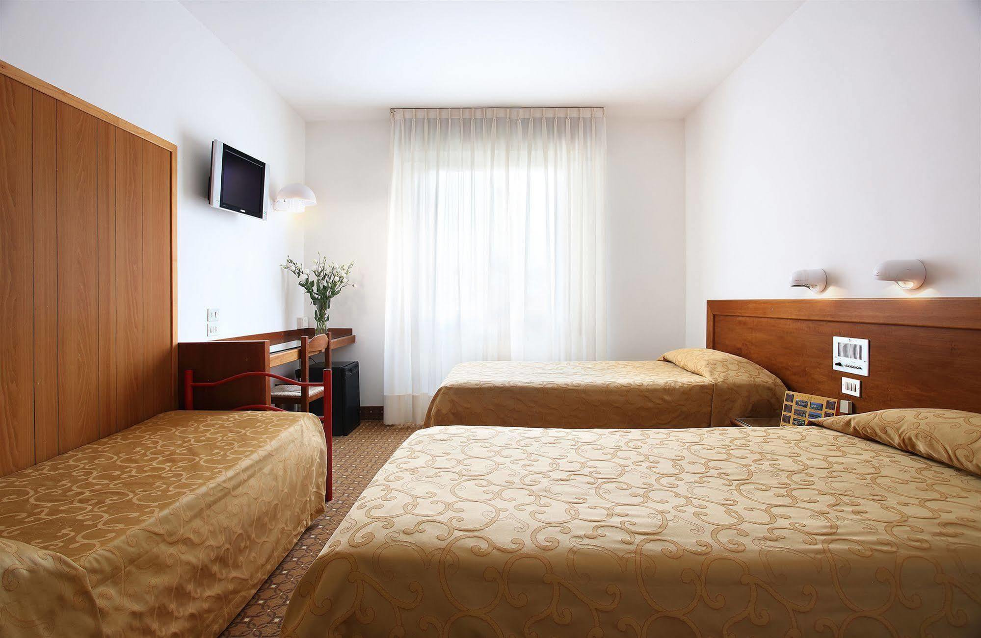 Hotel Villa Delle Rose Пеша Экстерьер фото