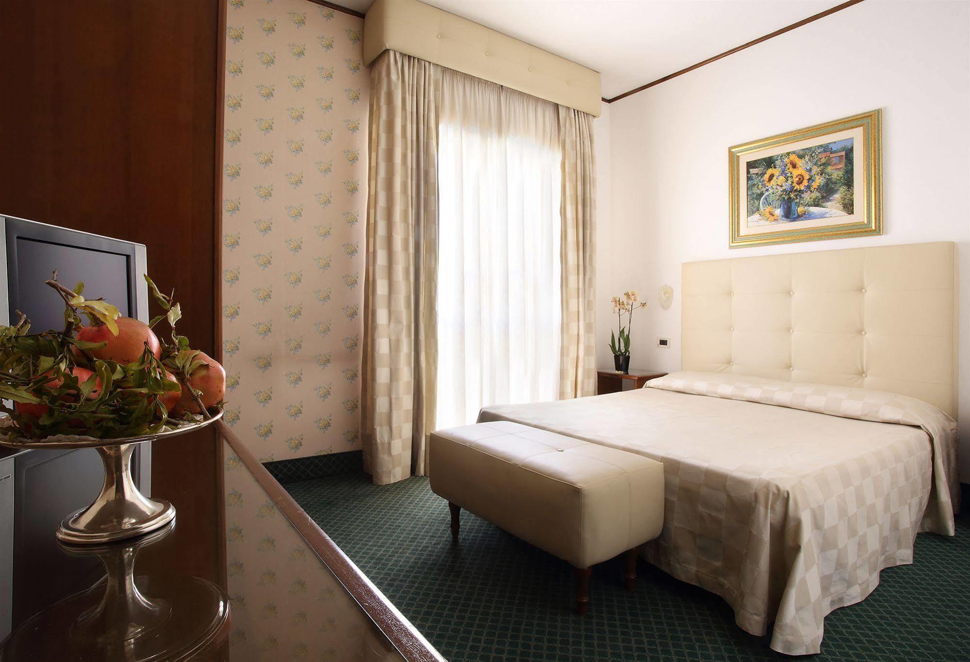 Hotel Villa Delle Rose Пеша Экстерьер фото