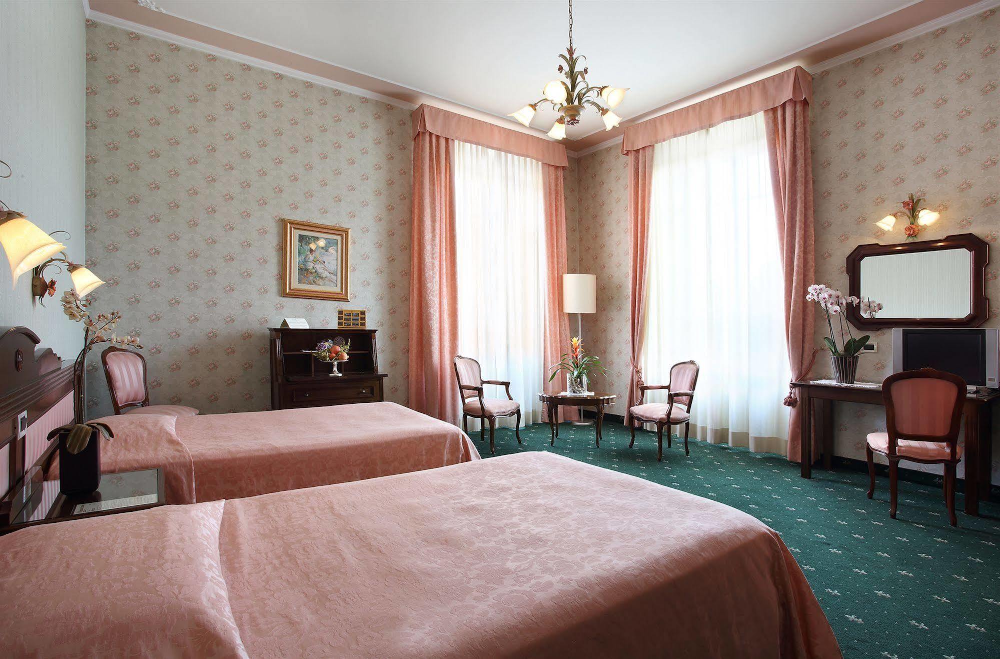 Hotel Villa Delle Rose Пеша Экстерьер фото