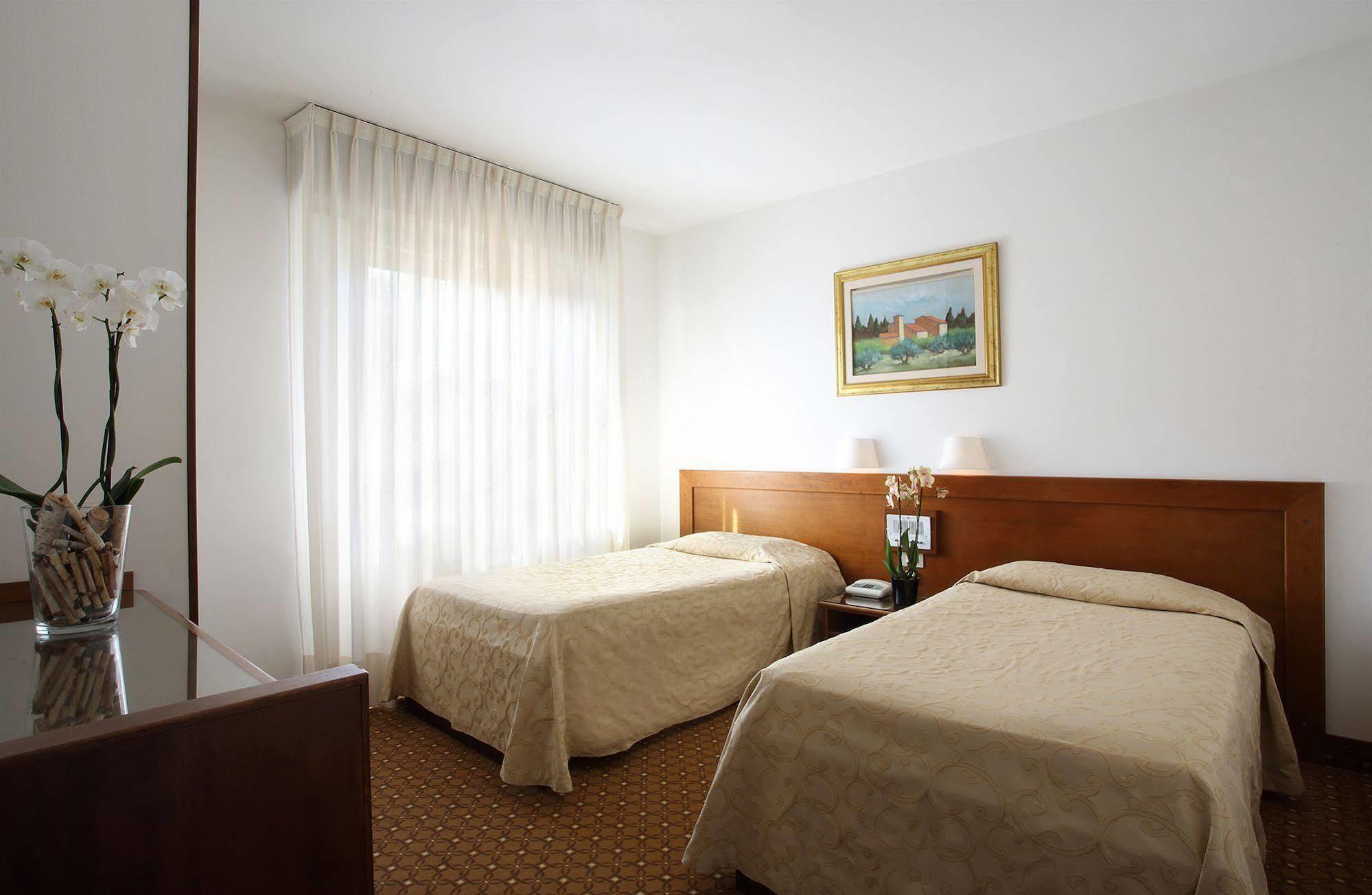 Hotel Villa Delle Rose Пеша Экстерьер фото